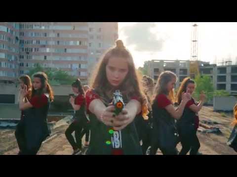 Sis n Bro, Control Shot - Sister Dee Group