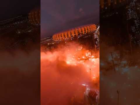 "As ruas de fogo do Internacional. " Barra: Guarda Popular &bull; Club: Internacional &bull; País: Brasil