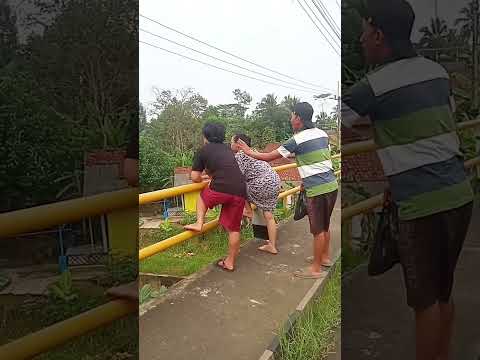 “Got a Gift… But Lost One Sandal 😂” #funny #comedy #shorts #shortsvideo #lol