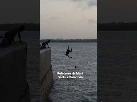 Puladores de Maré em São Luís do Maranhão, pulando no mar, pulando na maré de São Luís