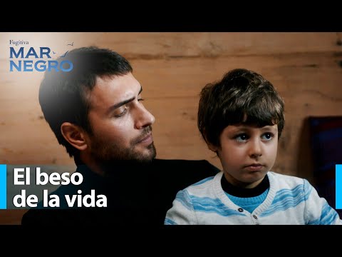 El dibujo de Yigit que avergüenza a Nefes - Mar Negro Capítulo 5 | Fugitiva