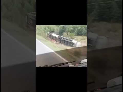 GRAVE ACIDENTE NA BR-153: caminhão tomba e motorista fica gravemente ferido no Paraná
