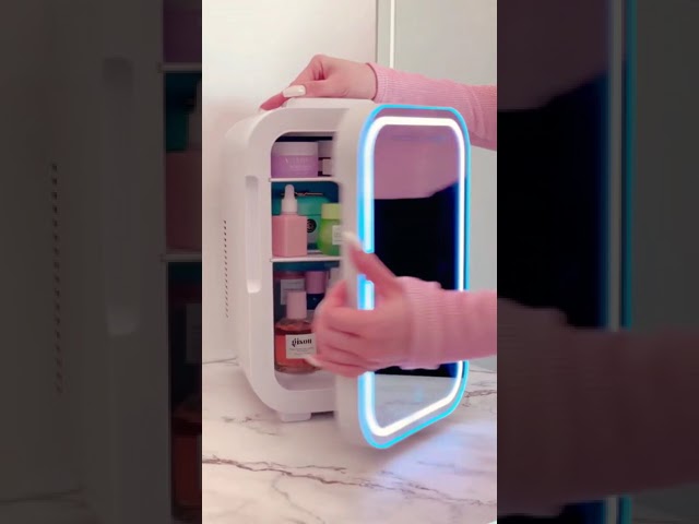 Vídeo relacionado con HOMCOM Nevera para Cosméticos 6L Nevera Pequeña 9V para Enfriar con Puerta con Espejo y Luces LED Ajustable en 3 Niveles Mini Frigorífico para Belleza Maquillaje Bebidas 24,3x19,4x35,6 cm Blanco