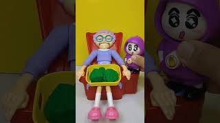 CUTE GRANNY NOT HUNGRY 😭 #trendingshorts #toys #ytshorts 
