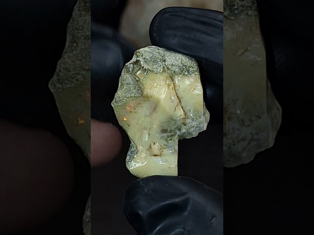 حجر اوبال خام طبيعي تحفة للإقتناء أو الإهداء