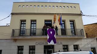 La regidoria d'Acció Social i l'entitat Amunt Dones penjen el llaç lila al balcó de l'Ajuntament