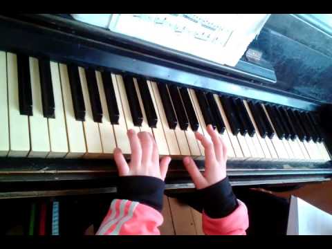 10 éves lány zongorázik  etüd