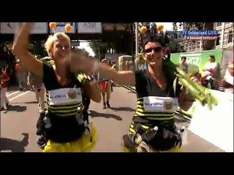 4Daagse Intocht 22 juli 2011 - Intocht van de vierdaagse deel 1