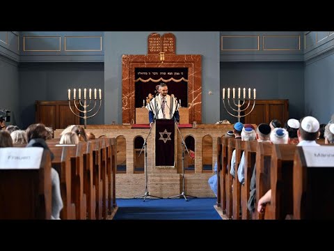 Führung durch eine jüdische Synagoge erklärt alle Teile (Unterrichtsfilm)