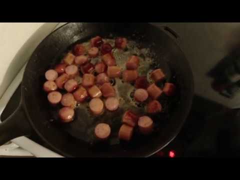 MongoTV_4679 - Mongo Madskole - Stegte Pølsestykker Med Kartoffelmos og Ketchup og Ristet løg