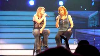 Reba McEntire &amp; Kelly Clarkston Performing &quot;How Blue&quot;