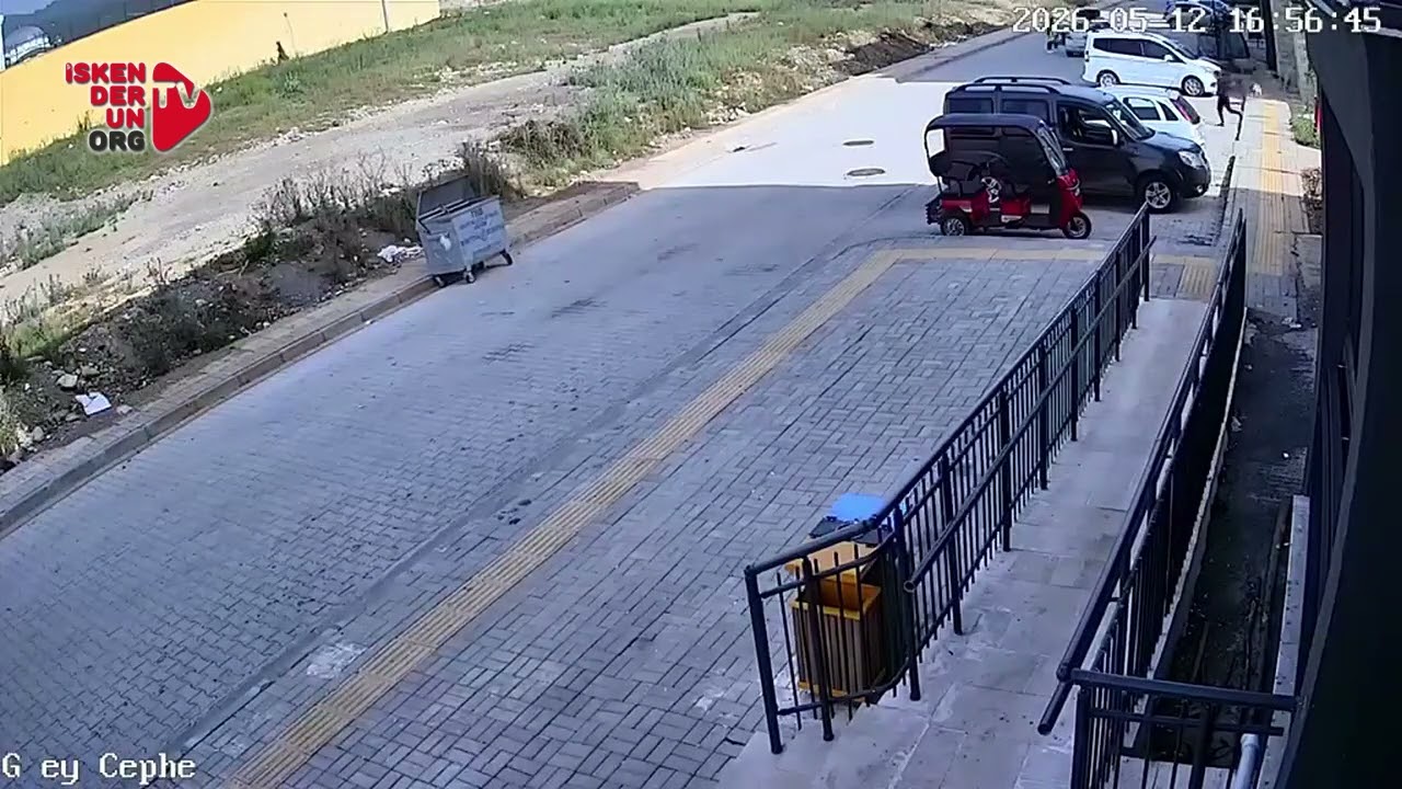 Hatay’da Sahipsiz Köpeklerin Çocuğu Kovaladığı Anlar Kamerada