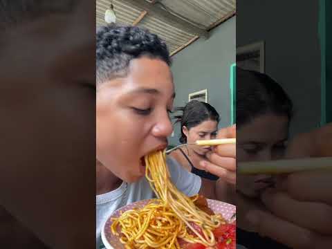 Hora de comer um macarrão gostoso.