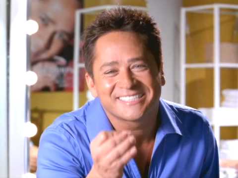 Leonardo sendo atacado por Paola de Oliveira em comercial