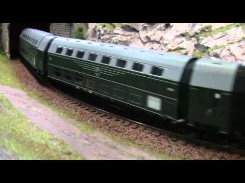 Piko 118 mit Doppelstockgliederzug