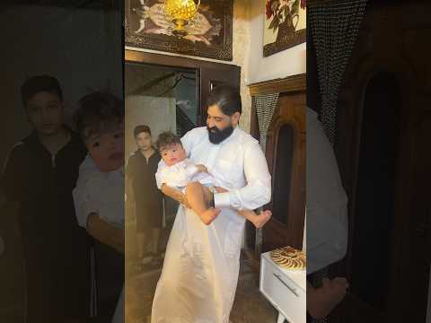 الأب شايل ابنه… بس واضح إن الابن هو اللي شايل همّ الأب 😂❤️