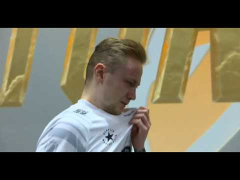 Rekkles crying after qualifying to the Worlds 2019 quarter-finals