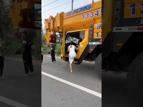 Nữ tài xế xinh đẹp lái xe cẩu siêu lớn #truckdriver #excavator #crane  #truck #automobile #trucker