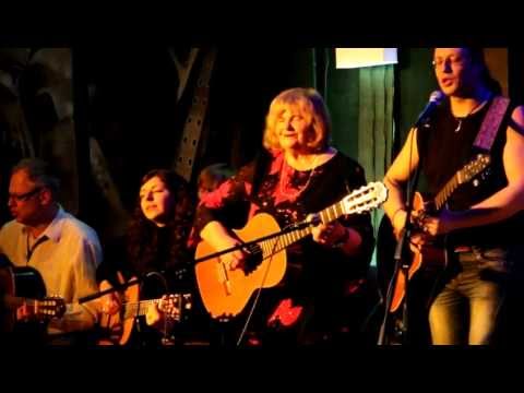 Upe nesa ozoliņu - Austra Pumpure & Austrasbērni