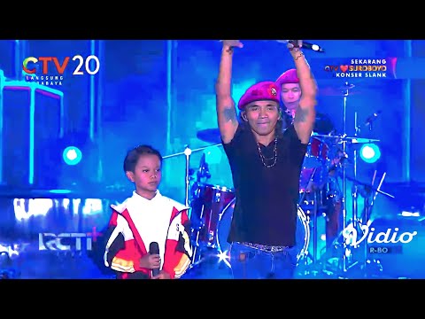 Duet maut farel prayoga feat band Slank penuh dengan lautan manusia.