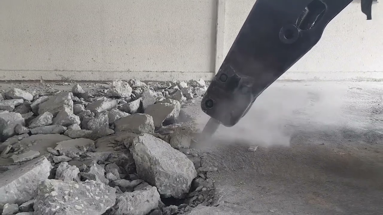 Demolição de Piso com Rompedor Bobcat em Curitiba | Mini Escavadeira | Bob Loc