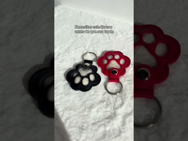 Vídeo relacionado con ZIOYANE Paquete de 5 llaveros de cuero personalizados para mascotas, regalo conmemorativo en forma de pata para perros y gatos, bolsa de almacenamiento de pelo de mascotas compatible