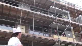 Cora van Mora op de bouwplaats