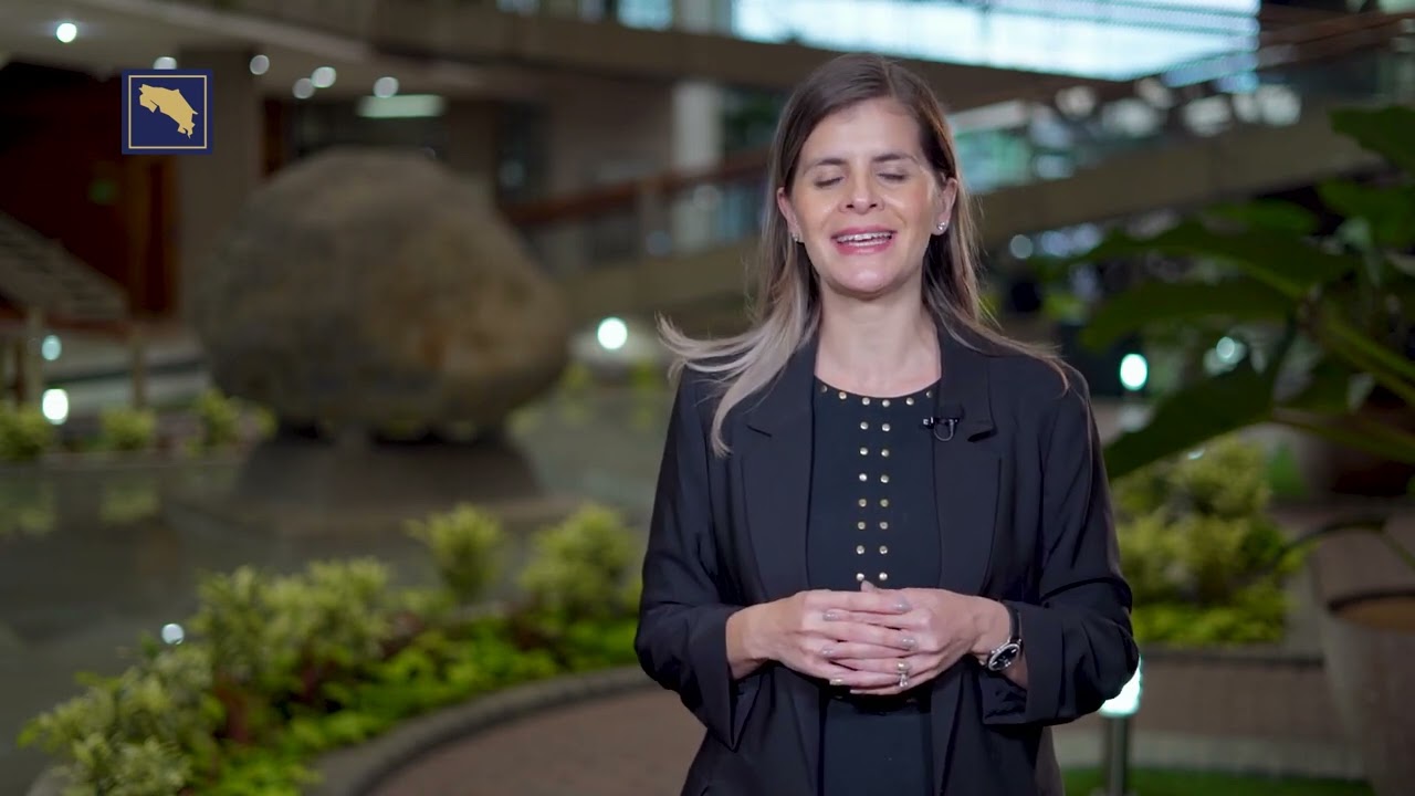 laura fernández, min