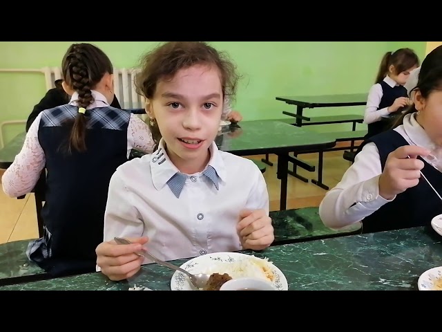 Азнакай укучыларын тәмле ашаталар