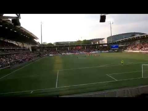 Demba Savage viimeistelee 2-0 -maalin pilkulta tuolla jossain.