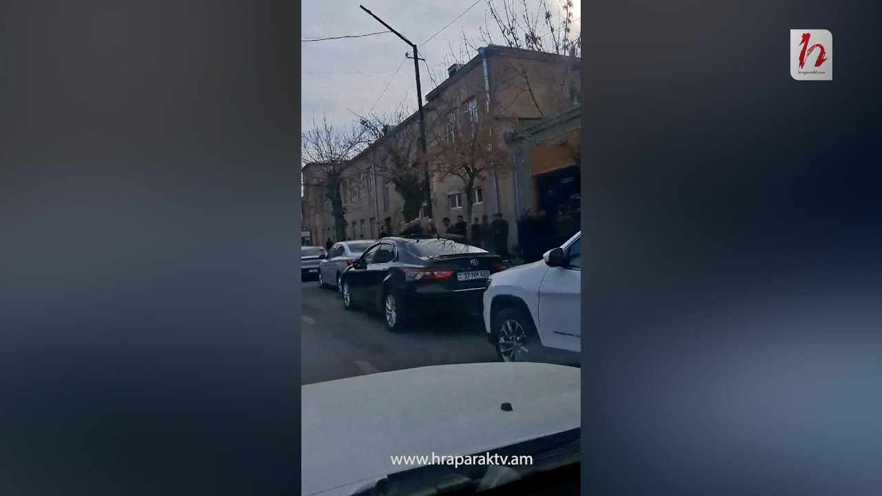 Մեխակյանի աջակիցները շրջապատել են նրա գրասենյակը