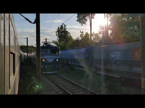 Trenul IR 12692 tranzitează stația Poarta efectuând cruce cu trenul IRN 1991.