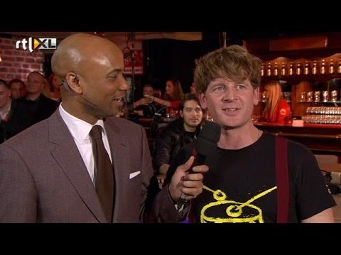 Zanger Racoon onder indruk van eigen optreden - RTL LATE NIGHT