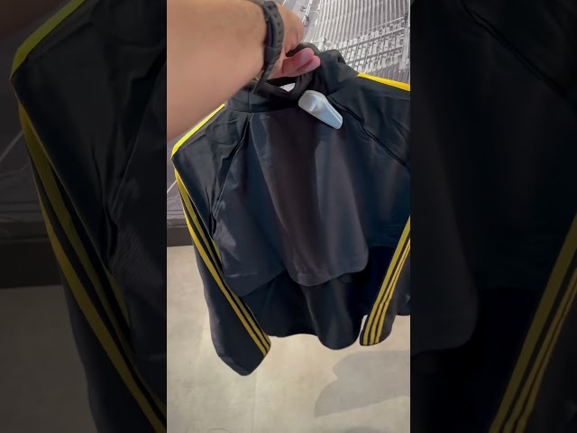 Vídeo relacionado con Real Madrid Chaqueta Plus Gold con Cremallera Adulto Producto Oficial 100% Poliéster - M