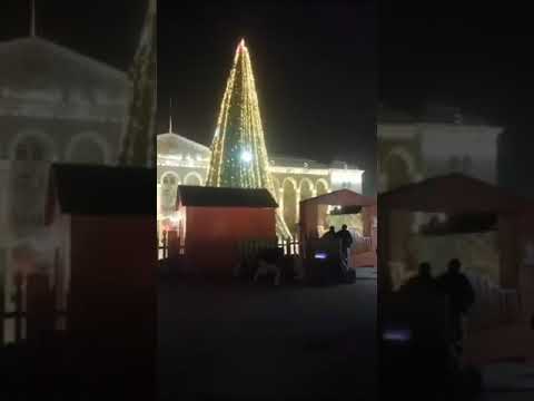 Ադրբեջանում քամին տապալել է ամանորյա տոնածառը