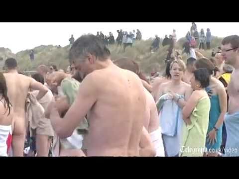 直擊400百人 齊齊裸泳