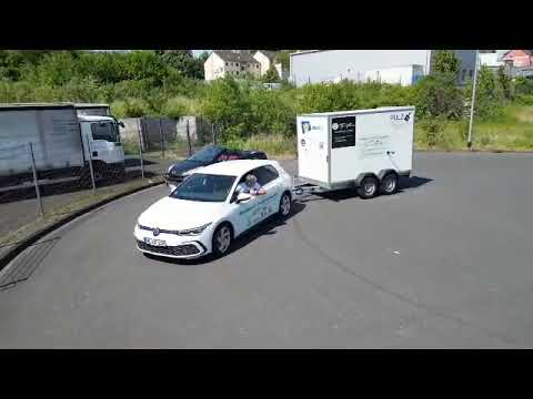 Mit dem Anhänger links rückwärts um die Ecke