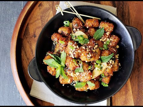Andrew Zimmern cucina: Bang Bang Tater Tots