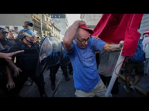 Video Thumbnail: Clashes erupt in Argentina during pensioners' protest