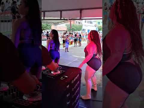 Dj Maicon e Dançarinas no Bloco Invergar Mais Não Quebracarnaval de Paratinga Bahia 2026