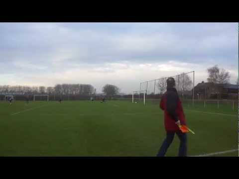 Jordy Kodde (Tricht D1) scoort de 1-0 tegen OJC Rosmalen D2 (1 december 2012)