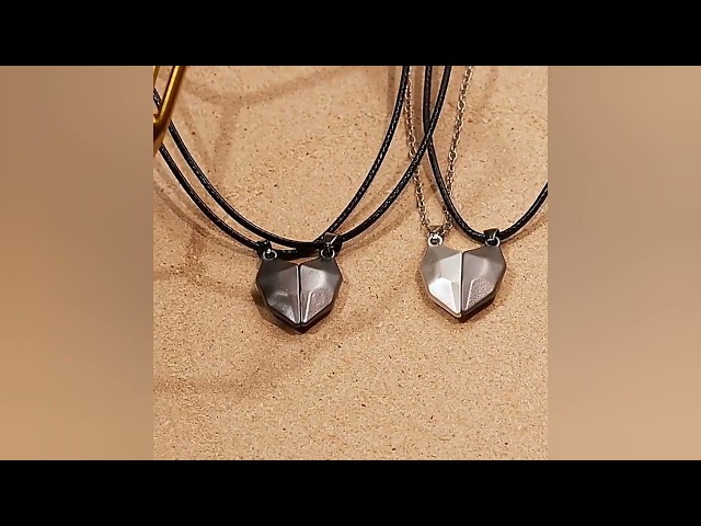 Vídeo relacionado con 1 par de collar magnético para parejas, collar con colgante de controlador de juego, collar a juego de joyería para parejas o mejores amigos, regalos de cumpleaños, regalos de vacaciones