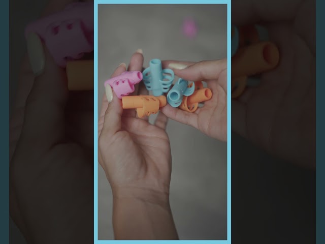 Vídeo relacionado con Adaptador de Lápiz para Niños - Modelo Ergonómico - Facilita Escritura y Agarre - Porta Lápiz y Protector de Dedo - Compacto y Duradero - Maped