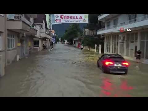 Cide’yi sel vurdu: İş yerleri, evler ve araçlar su altında kaldı