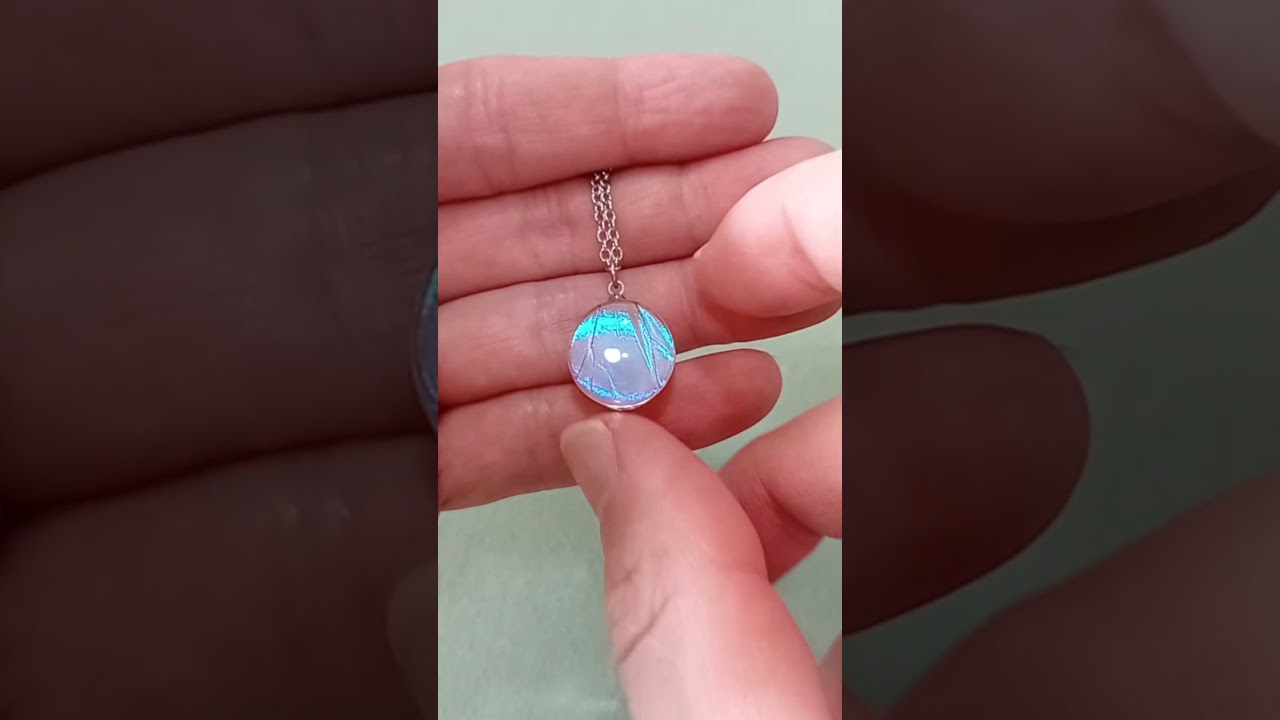 Ciondolo di lusso da 16mm con vera ala di Morpho sulkowskyi sotto cupola in vetro con riflesso luminoso blu argento