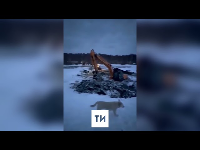 Под Казанью жители поселка вытащили провалившиеся под лед трактор и экскаваторы