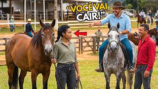 “Você Nem Sabe Montar!” Debochou O Fazendeiro… Até Saber Que Seu Pai Treinou Aquele Cavalo