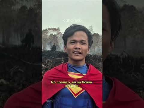 Aos 17 anos, ele luta contra incêndios na Indonésia vestido de Superman