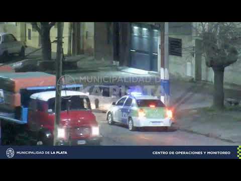 Video. Salvó su vida de milagro una persona que caminaba por la vereda