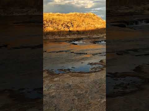 A las orillas del río... Argentina,  Buenos Aires,  Coronel Dorrego,  río Quequén salado.